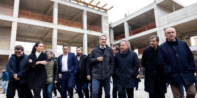 Θεσσαλονίκη: Στα εργοτάξια δύο υπό ανέγερση σχολείων ο Μητσοτάκης – “Επενδύουμε στη σχολική στέγη”