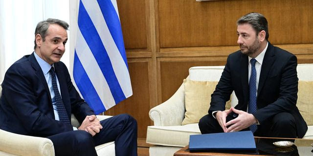 Συνάντηση του πρωθυπουργού Κυριάκου Μητσοτάκη με τον Πρόεδρο του ΠΑΣΟΚ - Κινήματος Αλλαγής, Νίκο Ανδρουλάκη, φωτογραφία αρχείου