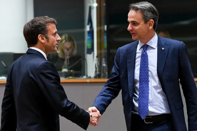 Τηλεφωνική επικοινωνία Μητσοτάκη – Μακρόν για τις εξελίξεις στη Μέση Ανατολή