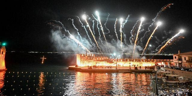 Μεγαλοπρέπεια και κατάνυξη στο Λιμάνι της Ναυπάκτου με την ξεχωριστή Περιφορά των Επιταφίων