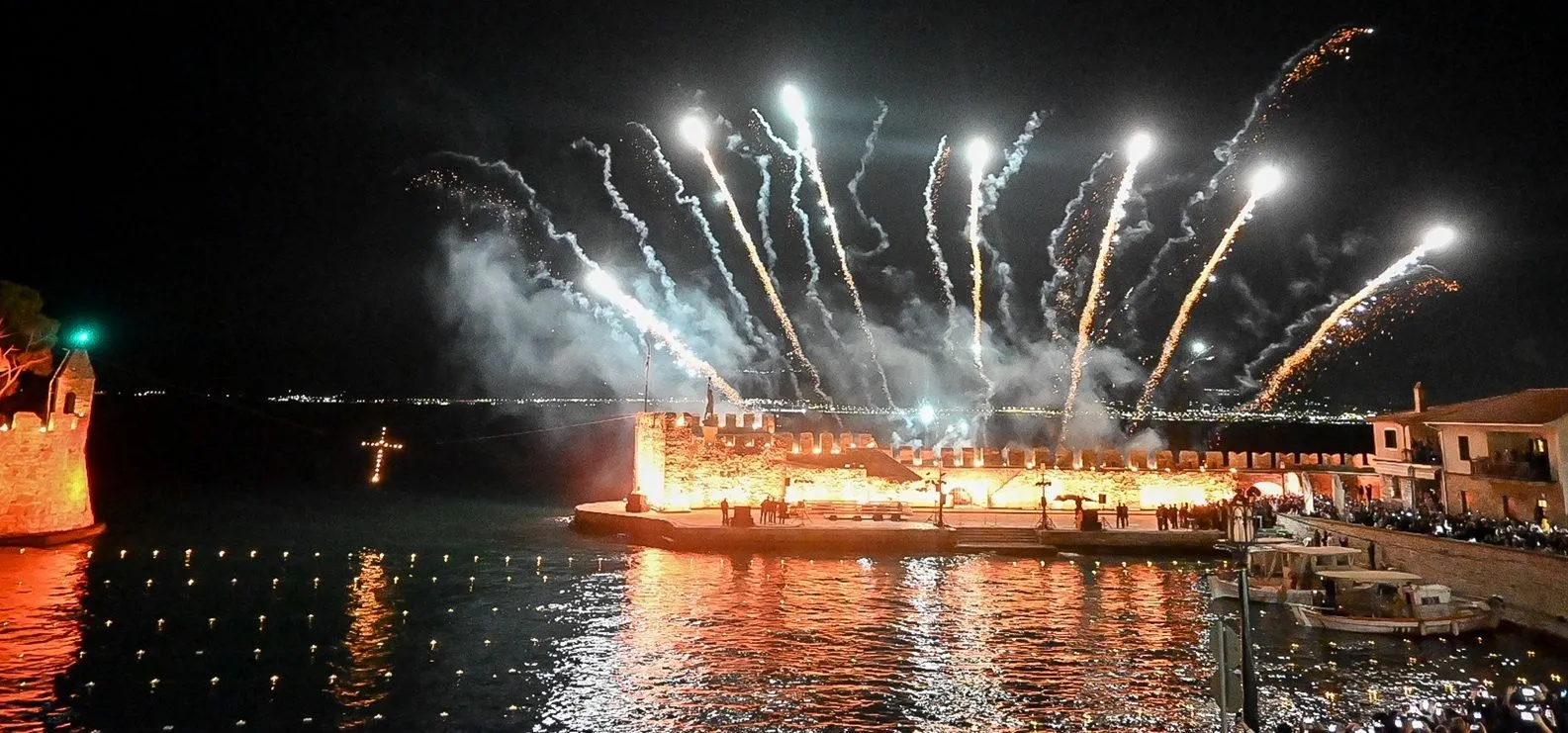 Μεγαλοπρέπεια και κατάνυξη στο Λιμάνι της Ναυπάκτου με την ξεχωριστή Περιφορά των Επιταφίων