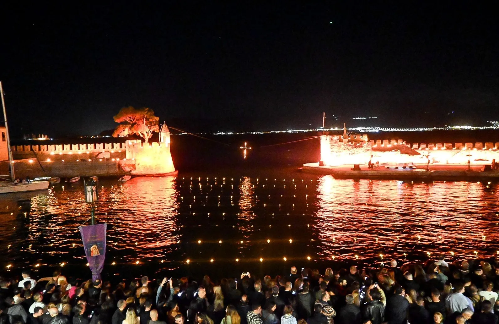 Μεγαλοπρέπεια και κατάνυξη στο Λιμάνι της Ναυπάκτου με την ξεχωριστή Περιφορά των Επιταφίων
