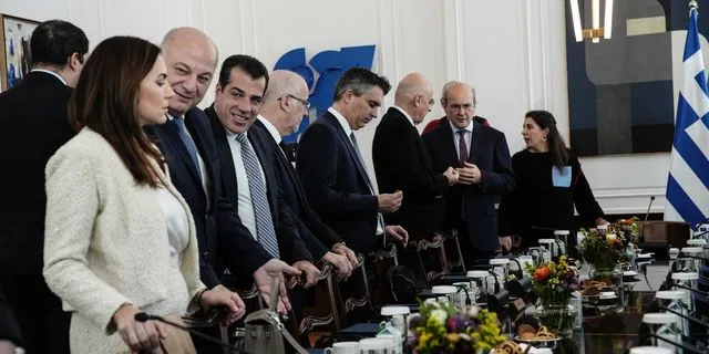 Μέλη του υπουργικού συμβουλίου τέθηκαν υπό παρακολούθηση από «ιδιώτες». Ομως κανένας τους δεν θορυβήθηκε…