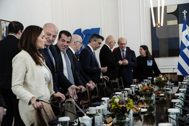 Μέλη του υπουργικού συμβουλίου τέθηκαν υπό παρακολούθηση από «ιδιώτες». Ομως κανένας τους δεν θορυβήθηκε…