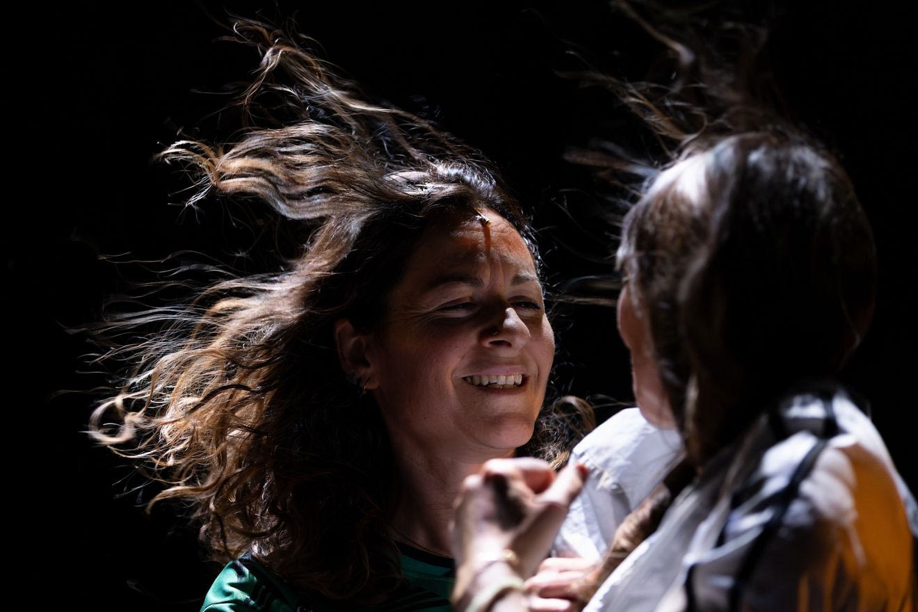 Μπορεί να αναστηθεί ο έρωτας σε έναν κόσμο που μοιάζει να καταρρέει;