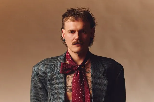 Ο Jonas Lovv, νικητής του Melodi Grand Prix 2026, θα φέρει τη Νορβηγία στη Eurovision 2026 με το εκρηκτικό τραγούδι «YA YA YA»