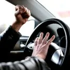 Όλοι θυμωμένοι στην Αθήνα: Τι μας έχει κάνει τόσο επιθετικούς στον δρόμο;