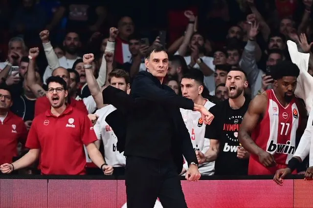 Η ομιλία του Μπαρτζώκα στα αποδυτήρια: “Έτσι παίζει ο Ολυμπιακός”