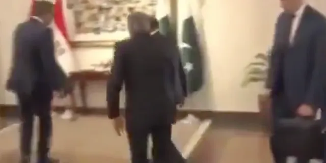 Πακιστάν: Ο ΥΠΕΞ γλίστρησε και έπεσε κατά την υποδοχή του Αιγύπτιου ομολόγου του