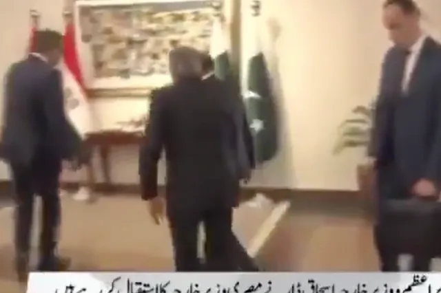 Πακιστάν: Ο ΥΠΕΞ γλίστρησε και έπεσε κατά την υποδοχή του Αιγύπτιου ομολόγου του