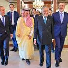 Ο υπουργός Εξωτερικών της Αιγύπτου, Μπαντρ Αμπντελατί, ο υπουργός Εξωτερικών της Σαουδικής Αραβίας, πρίγκιπας Φαϊσάλ μπιν Φαρχάν Αλ-Σαούντ, ο υπουργός Εξωτερικών του Πακιστάν, Ισμαήλ Ντάρ, και ο υπουργός Εξωτερικών της Τουρκίας, Χακάν Φιντάν, περπατούν πριν από τη συνάντησή τους στο Πακιστάν