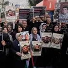 Παλαιστίνιοι διαδηλώνουν στην κατεχόμενη Δυτική Όχθη κρατώντας φωτογραφίες κρατουμένων στις ισραηλινές φυλακές