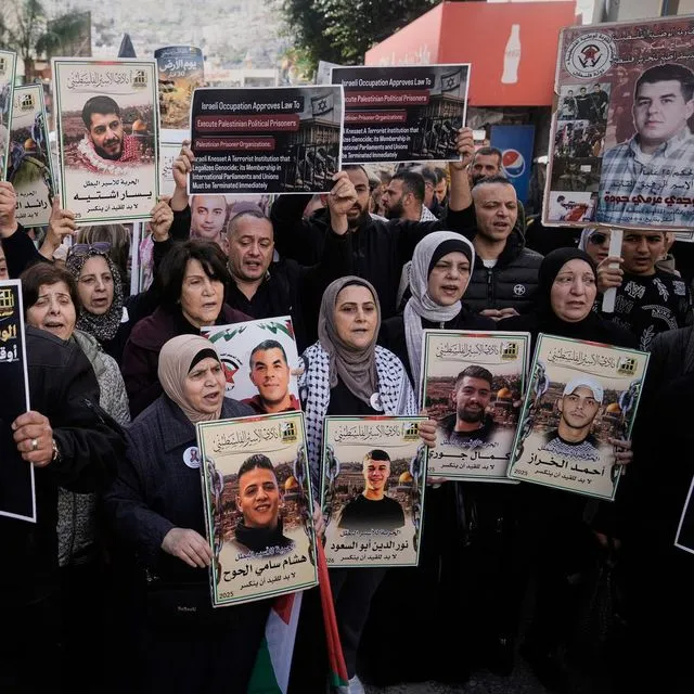 Παλαιστίνιοι διαδηλώνουν στην κατεχόμενη Δυτική Όχθη κρατώντας φωτογραφίες κρατουμένων στις ισραηλινές φυλακές