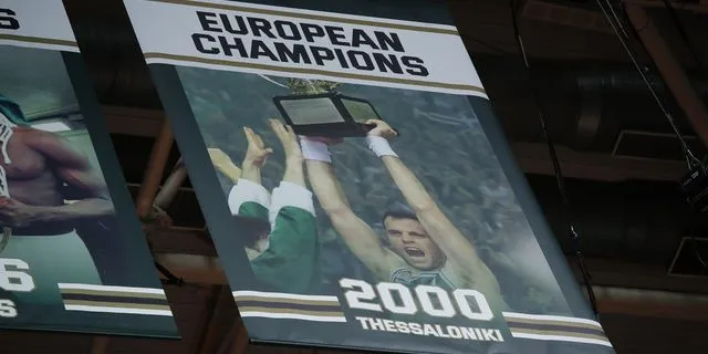 Ο Παναθηναϊκός ανέβασε στο ουρανό του T-Center το νέο λάβαρο για την κατάκτηση της EuroLeague 2000