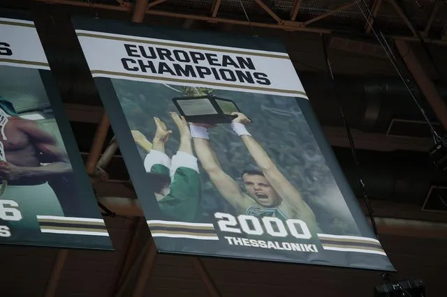 Ο Παναθηναϊκός ανέβασε στο ουρανό του T-Center το νέο λάβαρο για την κατάκτηση της EuroLeague 2000