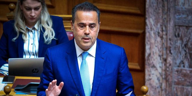 Ο Σταύρος Παπασταύρου στη Βουλή