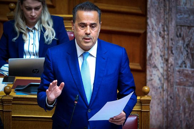 Ο Σταύρος Παπασταύρου στη Βουλή