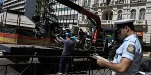 Παράνομο παρκάρισμα στην Αθήνα: Η πόλη στα όρια της ασφυξίας