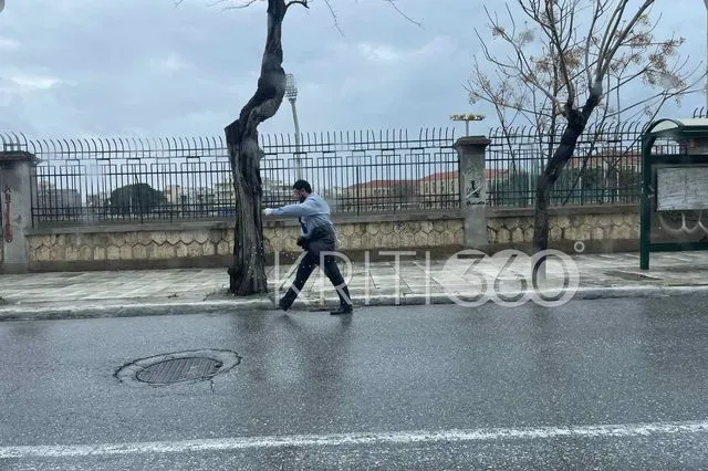 Κρήτη: Ακυρώθηκαν όλες οι παρελάσεις, αλλά ένας πολίτης τίμησε μόνος του την 25η Μαρτίου