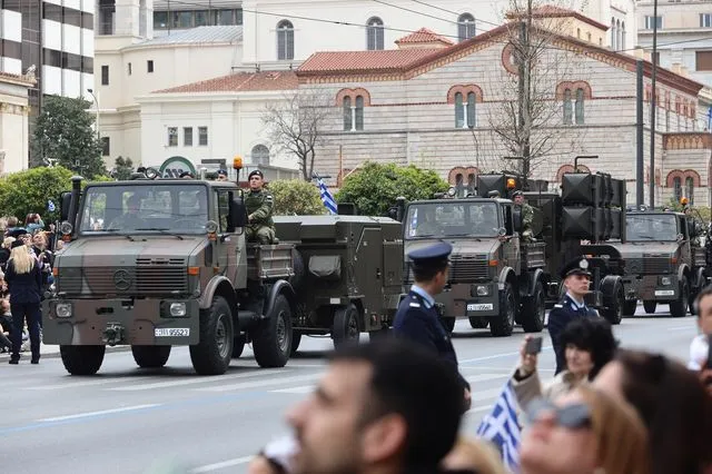 Η στρατιωτική παρέλαση στην Αθήνα – LIVE ΕΙΚΟΝΑ