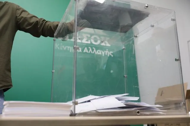 Στιγμιότυπο από τις εσωκομματικές εκλογές του ΠΑΣΟΚ-Κινήματος Αλλαγής για την ανάδειξη 4.000 συνέδρων