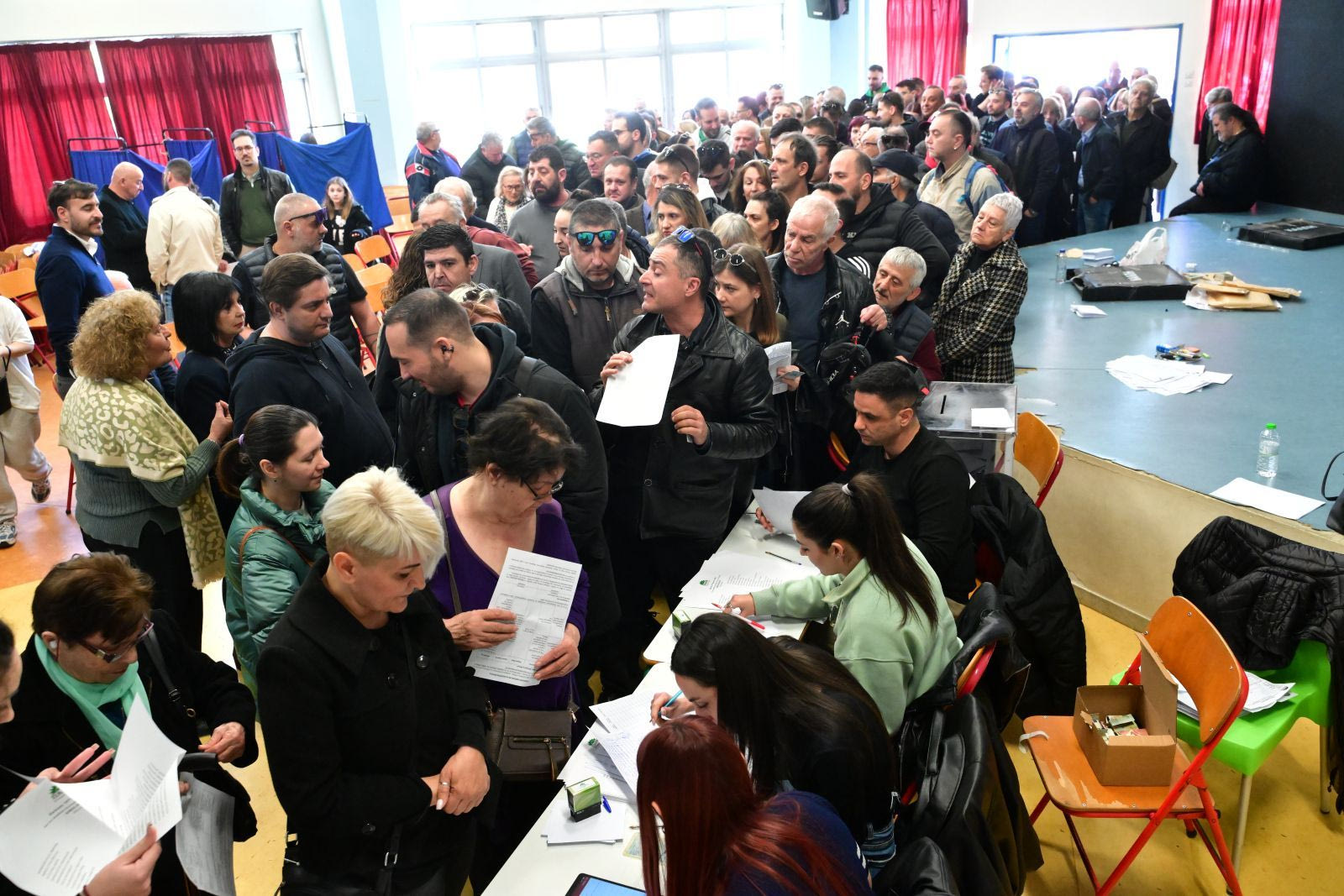 Στιγμιότυπο από τις εσωκομματικές εκλογές του ΠΑΣΟΚ-Κινήματος Αλλαγής για την ανάδειξη 4.000 συνέδρων