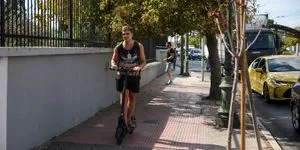 Πόσο ακόμα θα ανεχόμαστε τις παρανομίες με τα πατίνια στην Αθήνα;
