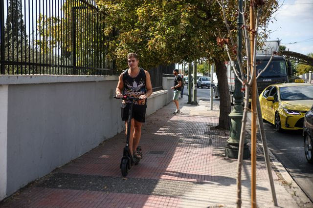 Πόσο ακόμα θα ανεχόμαστε τις παρανομίες με τα πατίνια στην Αθήνα;