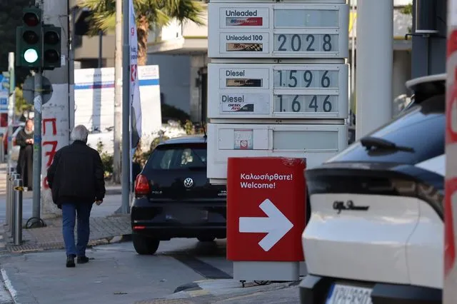 Στενά του Ορμούζ: “Τριπλό καύσιμο” ακρίβειας σε βασικά είδη – Στην ατζέντα στοχευμένα μέτρα