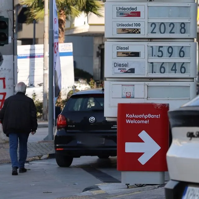 “Τριπλό καύσιμο” ακρίβειας σε βασικά είδη – Στην ατζέντα στοχευμένα μέτρα