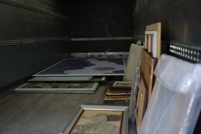 Τι βρέθηκε στα καταστήματα του γνωστού γκαλερίστα – Οι κατηγορίες που αντιμετωπίζει