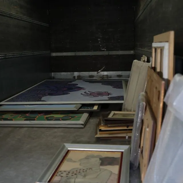 Τι βρέθηκε στα καταστήματα του γνωστού γκαλερίστα – Οι κατηγορίες που αντιμετωπίζει