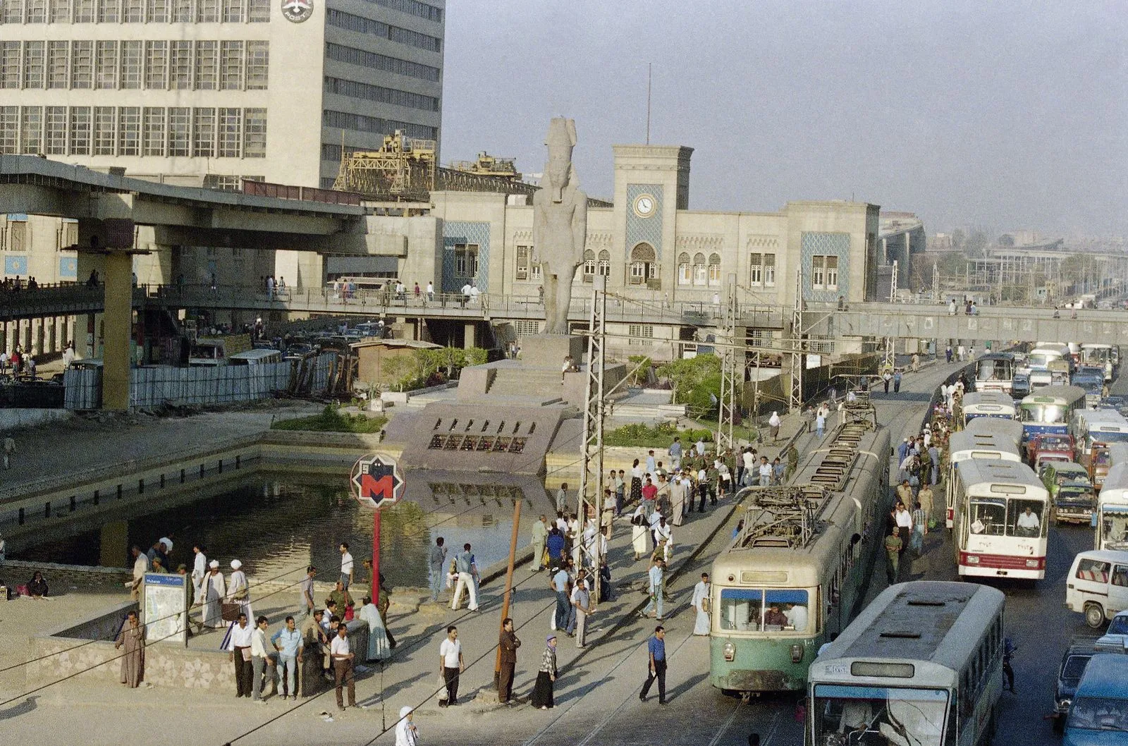 Το κολοσσιαίο άγαλμα του Ραμσή Β΄ στην πλατεία