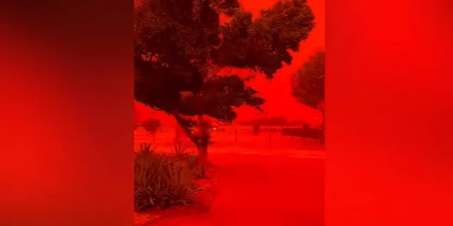Απόκοσμες εικόνες στην Αυστραλία: Σπάνιο φαινόμενο έβαψε τον ουρανό κόκκινο