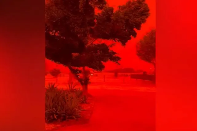 Απόκοσμες εικόνες στην Αυστραλία: Σπάνιο φαινόμενο έβαψε τον ουρανό κόκκινο