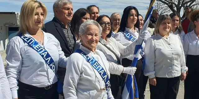 Ρόδος: Η 82χρονη κυρία Σοφία, μαθήτρια του Εσπερινού ΕΠΑΛ, παρέλασε και συγκίνησε