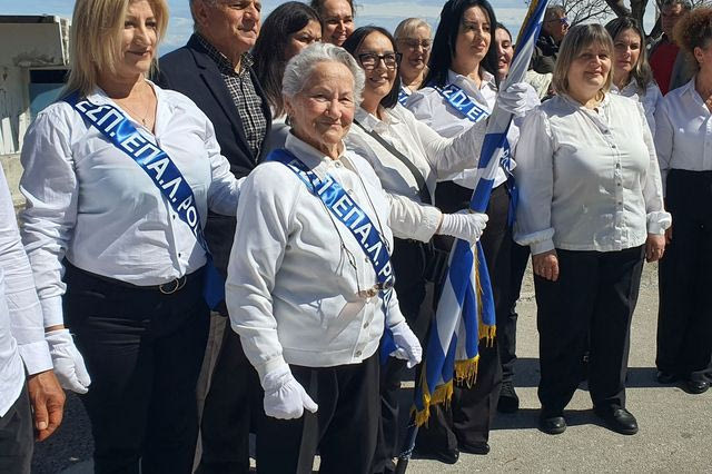 Ρόδος: Η 82χρονη κυρία Σοφία, μαθήτρια του Εσπερινού ΕΠΑΛ, παρέλασε και συγκίνησε