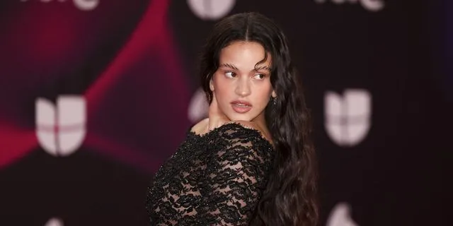 Rosalia: Διέκοψε συναυλία λόγω τροφικής δηλητηρίασης – “Δε μπορώ να το κάνω”