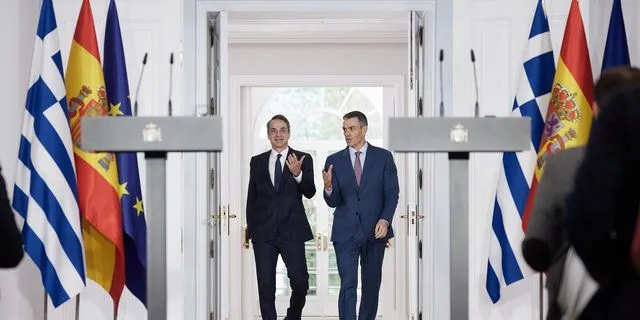 Γιατί η κυβέρνηση είπε “όχι” στο ισπανικό μοντέλο; Ο αντίλογος και το “κλειδί” του ΦΠΑ