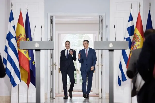 Γιατί η κυβέρνηση είπε “όχι” στο ισπανικό μοντέλο; Ο αντίλογος και το “κλειδί” του ΦΠΑ