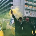 Στους δρόμους οι οδηγοί ταξί – Με καπνογόνα και συνθήματα έξω από τη Βουλή