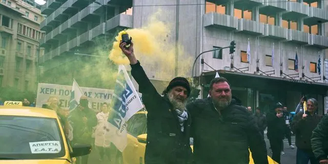 Στους δρόμους οι οδηγοί ταξί – Με καπνογόνα και συνθήματα έξω από τη Βουλή