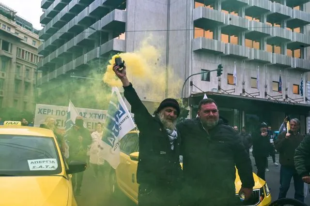 Στους δρόμους οι οδηγοί ταξί – Με καπνογόνα και συνθήματα έξω από τη Βουλή