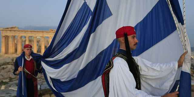 25η Μαρτίου: Συγκίνηση στην έπαρση της σημαίας στην Ακρόπολη