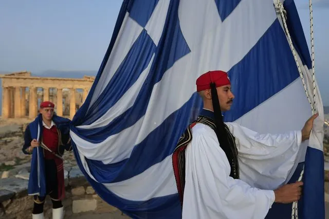 25η Μαρτίου: Συγκίνηση στην έπαρση της σημαίας στην Ακρόπολη