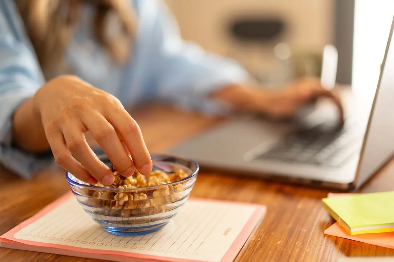 Τα “αθώα” σνακ που τρως κάθε μέρα και σε στέλνουν για σφραγίσματα