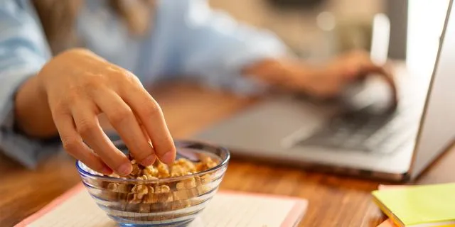 Τα “αθώα” σνακ που τρως κάθε μέρα και σε στέλνουν για σφραγίσματα