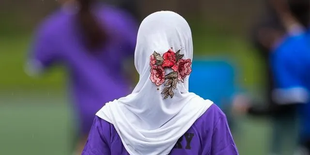 “Μουντιάλ” για μετανάστριες: Η χαρά του αθλητισμού κόντρα στον φόβο της ICE