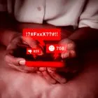 Γιατί είμαστε πιο σκληροί στα social media απ' ό,τι στην πραγματική ζωή