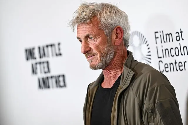 Ο Σον Πεν παρέλαβε ένα διαφορετικό “Όσκαρ” στην Ουκρανία